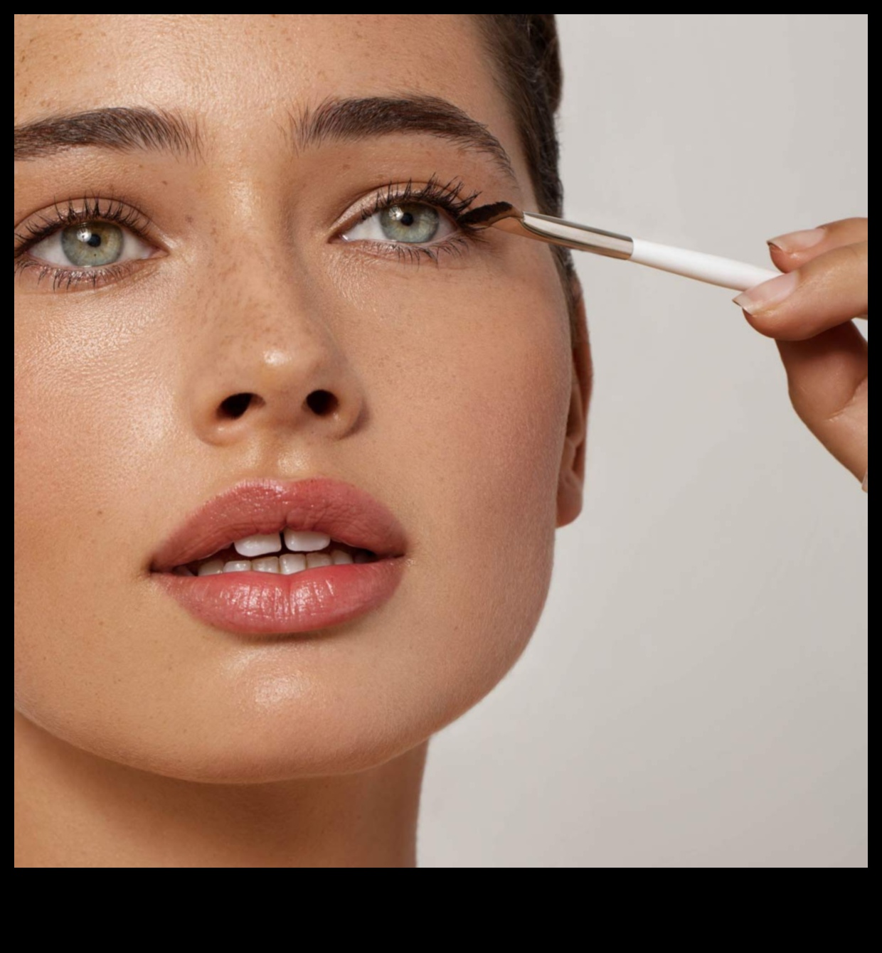 Αποφύγετε αυτά τα κοινά λάθη μάσκαρα για άψογες βλεφαρίδες 3 Συνήθη λάθη μάσκαρα: Παγίδες που πρέπει να αποφύγετε για άψογες βλεφαρίδες