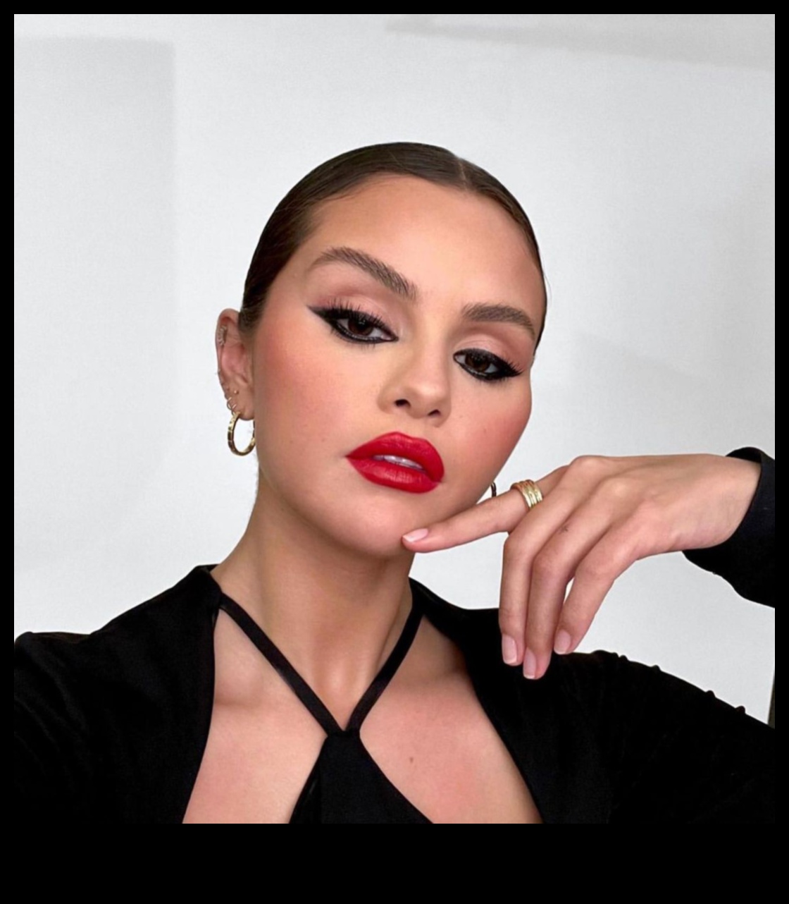 Bold Lips, Bold Choices: Embracing Statement Colors στο βραδινό μακιγιάζ